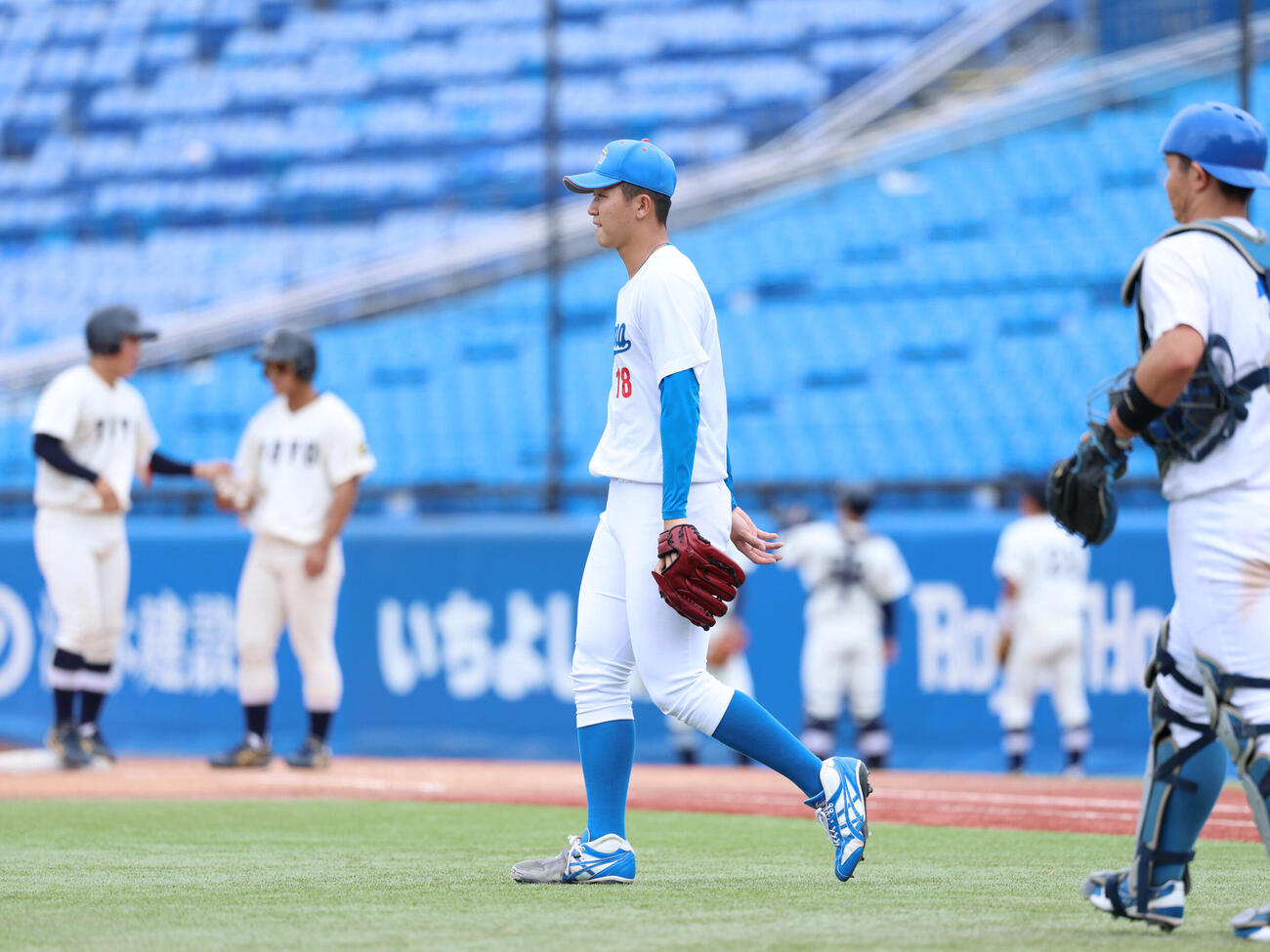 東洋大対青学大　7回裏東洋大1死一、三塁、高山亮太に適時打を浴びる鈴木泰成（撮影・増田悦実）