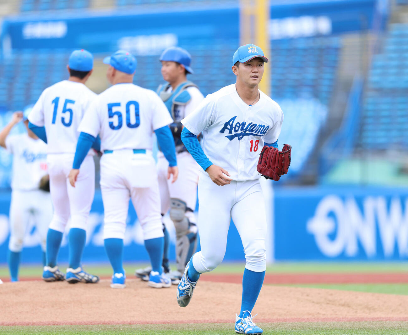 東洋大対青学大　7回裏、交代を告げられマウンドを降りる鈴木泰成（撮影・増田悦実）