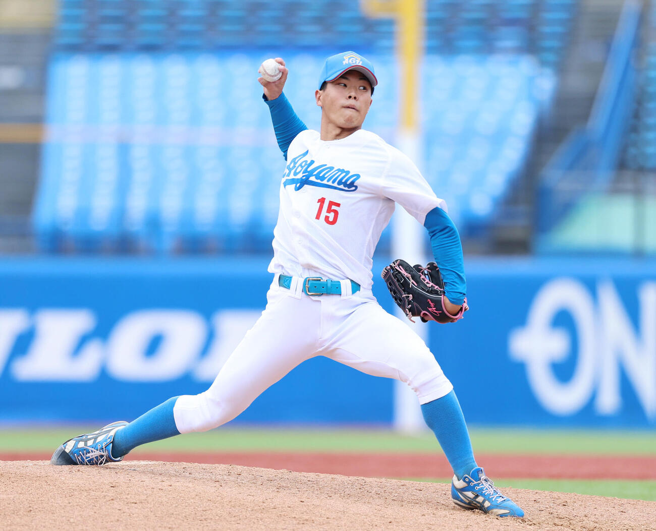 東洋大対青学大　青学大2番手で登板し力投する高木大希（撮影・増田悦実）