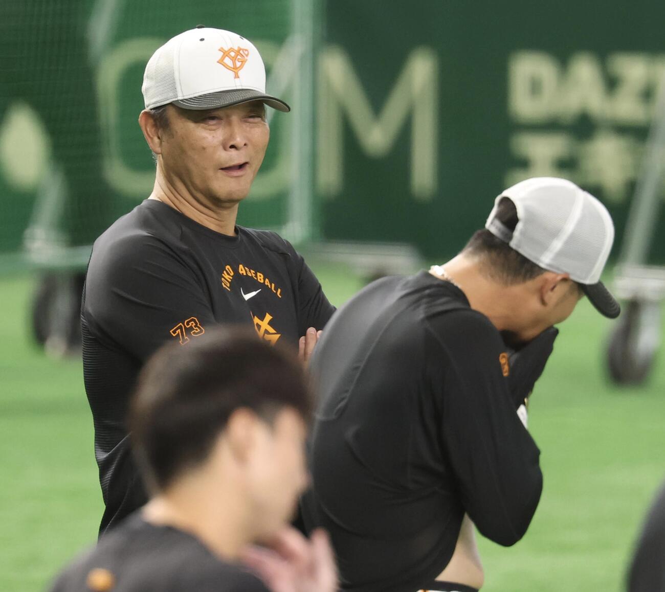 巨人対中日　巨人橋上秀樹監督代行は吉川尚輝と話す(撮影・浅見桂子)