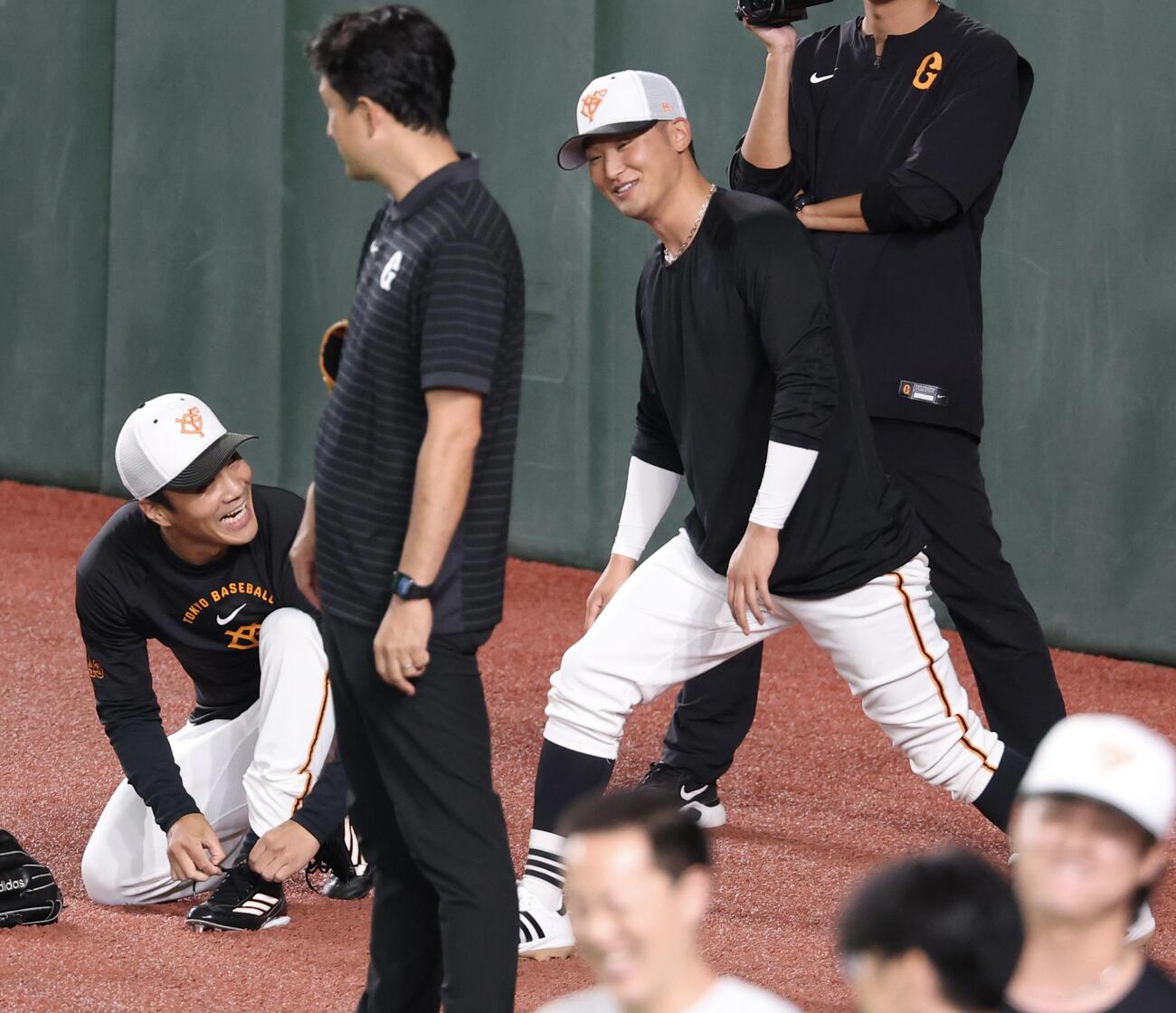 巨人対中日　1軍合流した巨人吉川尚輝(右)は則本昂大と話す(撮影・浅見桂子)