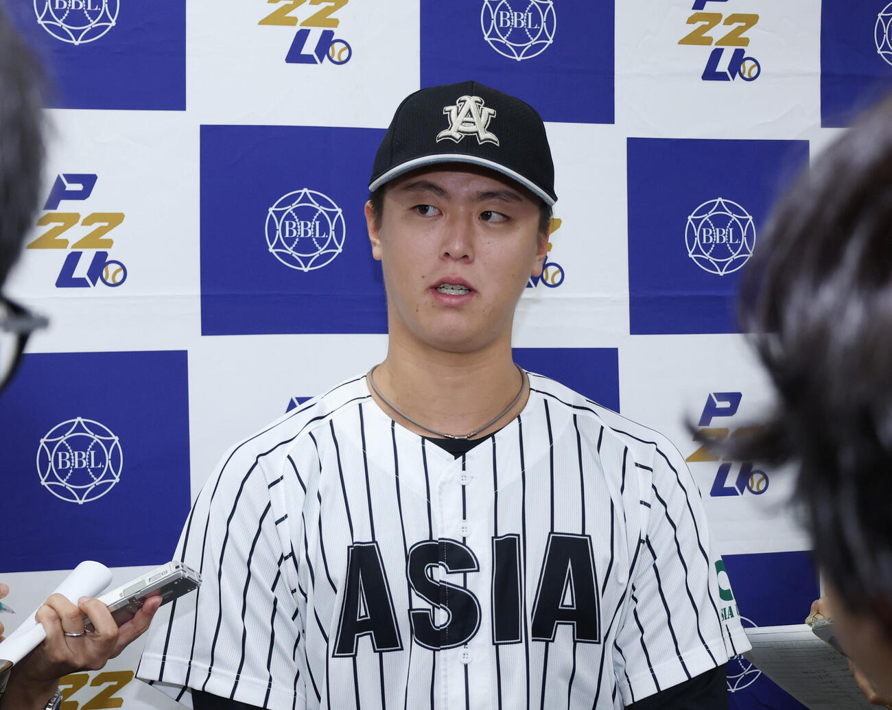 亜大対立正大　囲み取材に応じる亜大・川尻啓人（撮影・増田悦実）