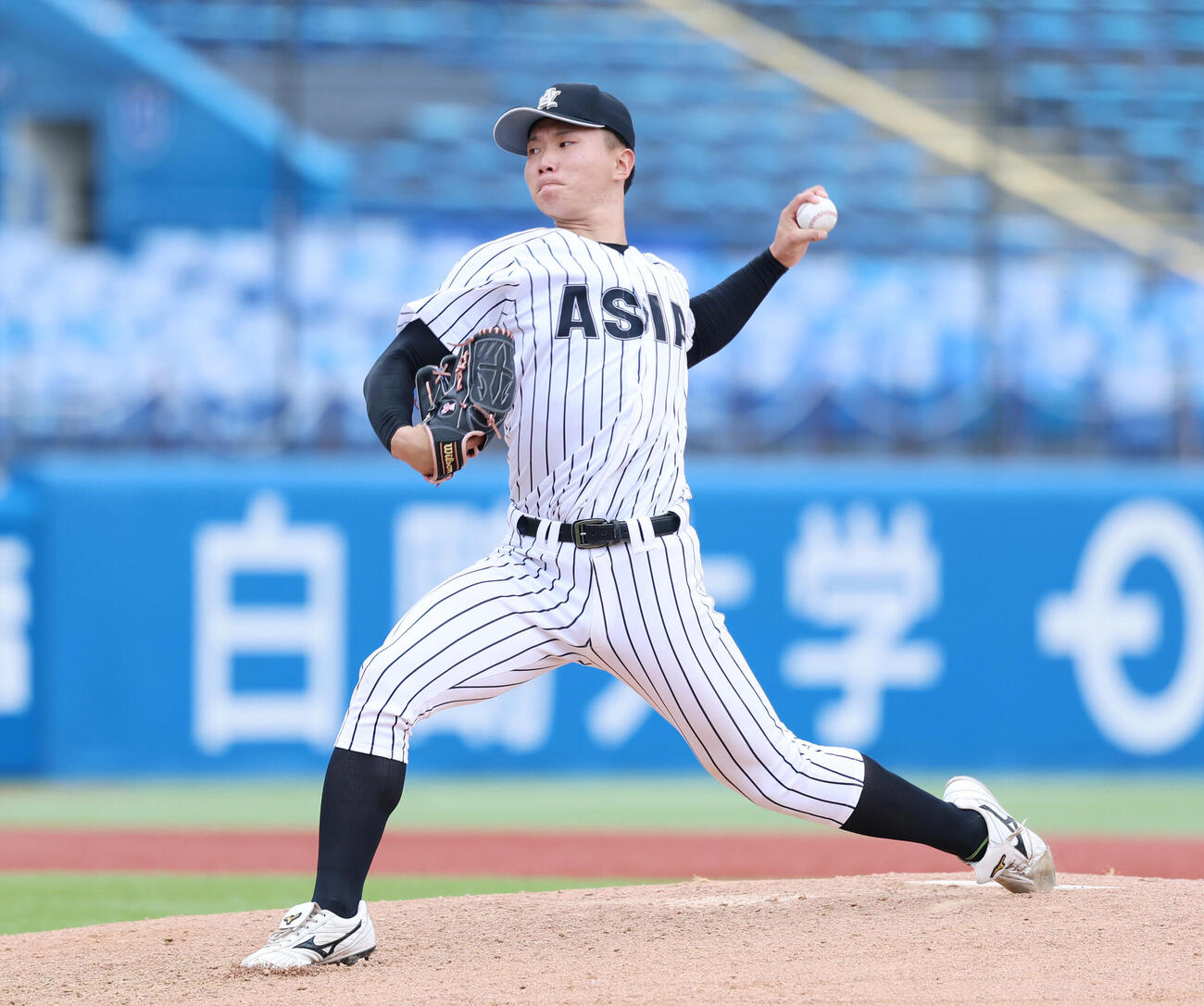 亜大対立正大　亜大2番手で登板し力投する黒木陽琉（撮影・増田悦実）