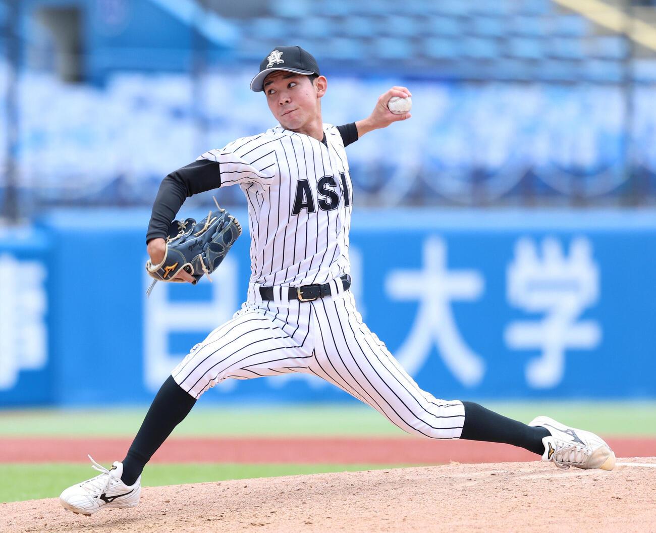 亜大対立正大　亜大5番手で登板し力投する田崎颯士（撮影・増田悦実）