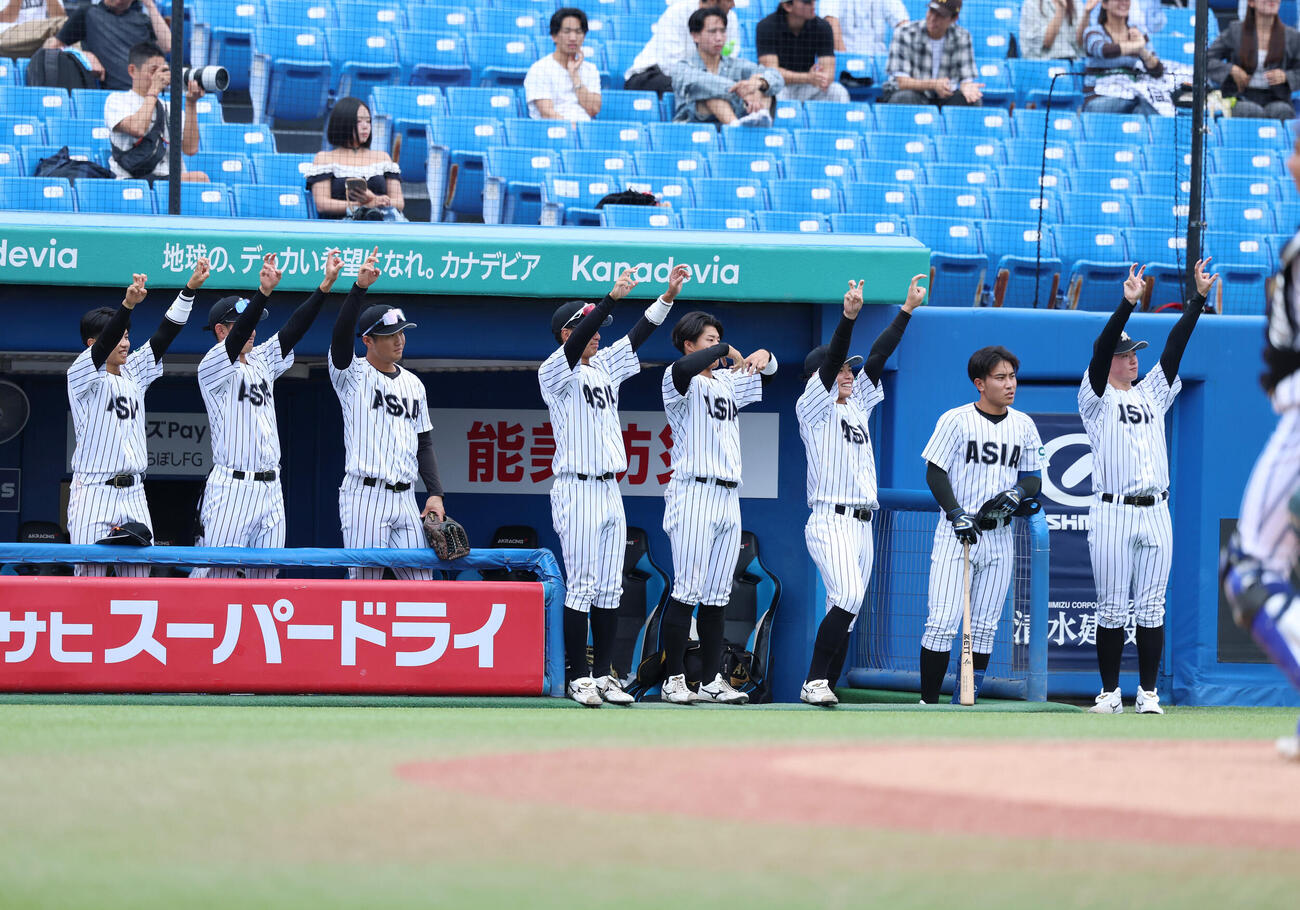 亜大対立正大　8回表亜大1死一、二塁、入耒田華月の適時打で追加点を挙げ喜ぶ亜大ナイン（撮影・増田悦実）