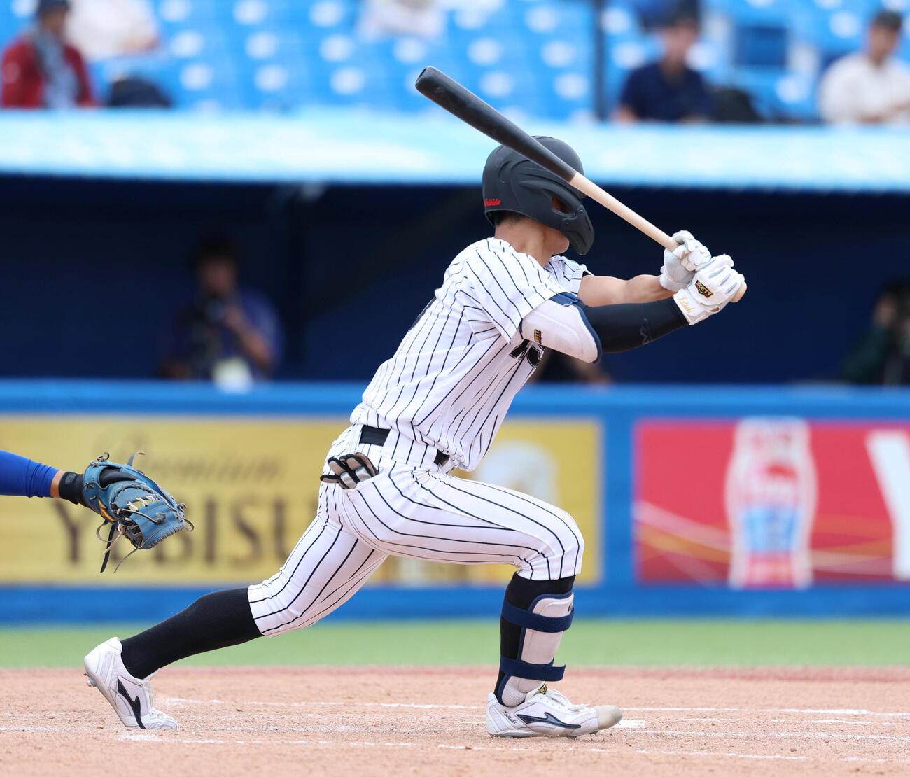 亜大対立正大　8回表亜大1死一、二塁、適時打を放つ入耒田華月（撮影・増田悦実）