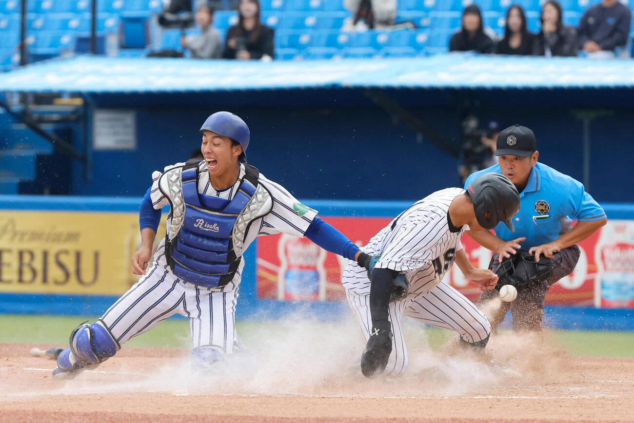 亜大対立正大　8回表亜大1死一、二塁、亜大・入耒田華月の適時打で生還する二塁走者・山里宝（右）（撮影・山本朝陽）