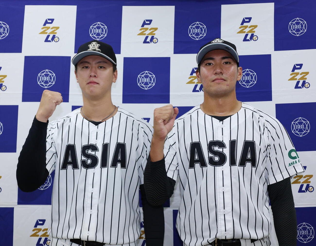 亜大対立正大　勝利しガッツポーズで目線を向ける亜大・川尻啓人（左）と比嘉佑斗（撮影・増田悦実）