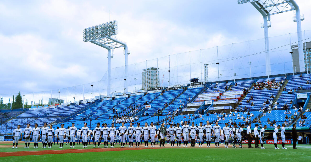 亜大対立正大　勝利した亜大ナイン（撮影・山本朝陽）