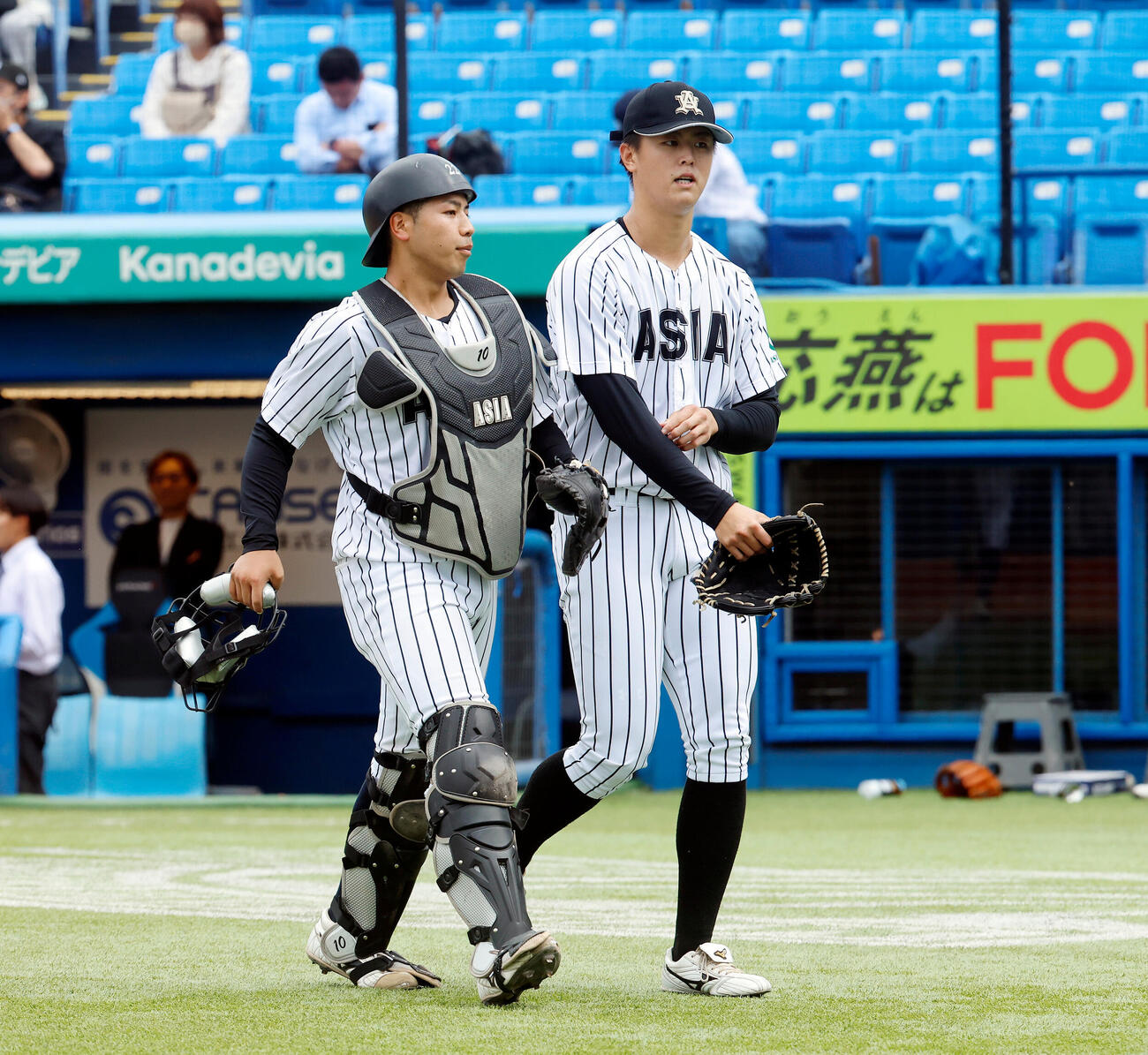 亜大対立正大　3回裏を抑え、話しながらベンチに戻る亜大・前嶋藍（左）と川尻啓人（撮影・山本朝陽）