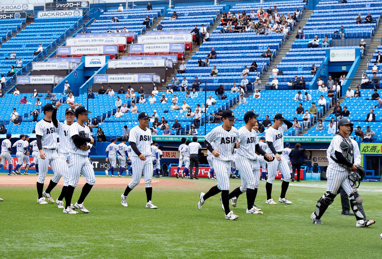 亜大対立正大　勝利した亜大ナイン（撮影・山本朝陽）