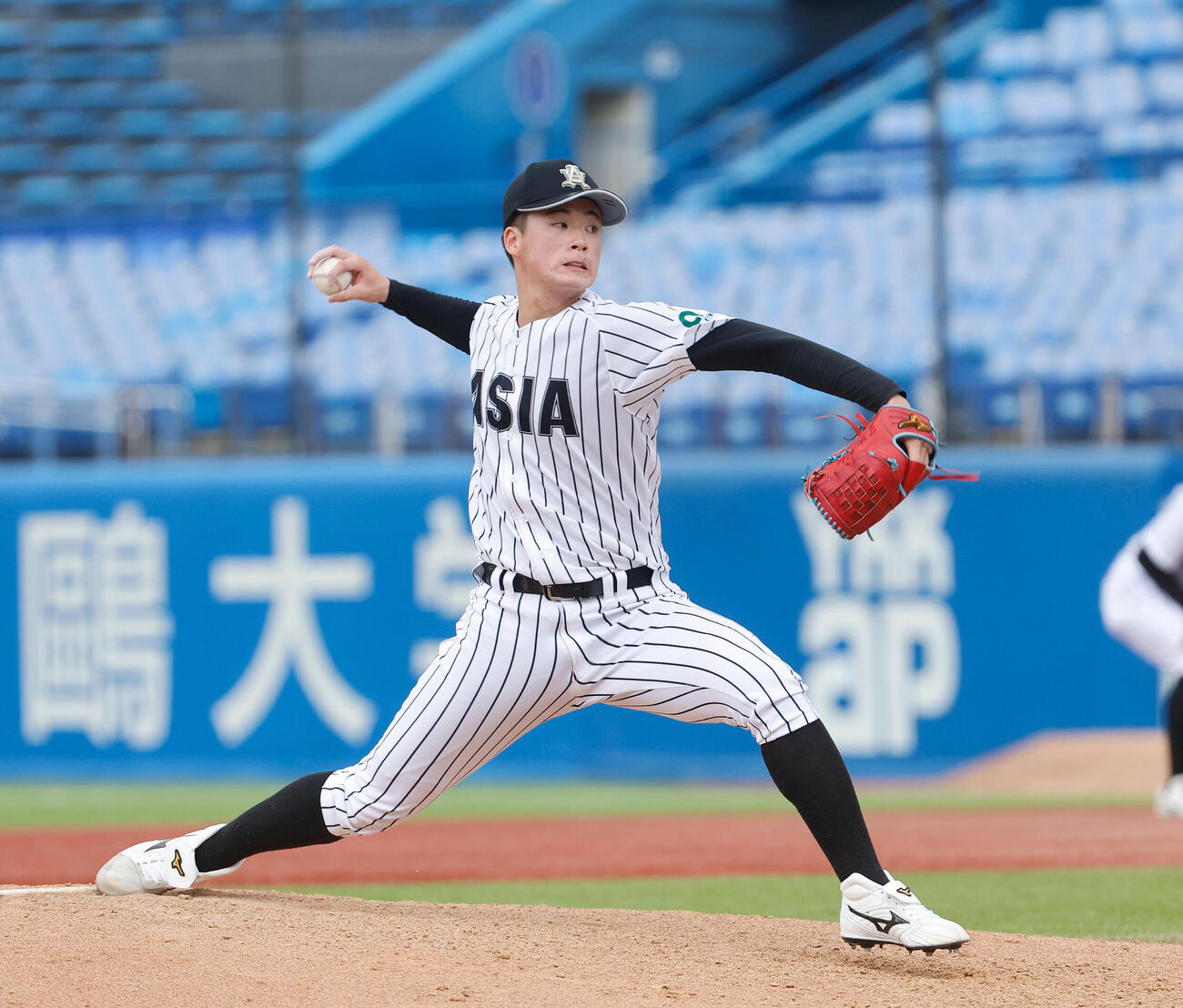 亜大対立正大　3番手で登板した亜大・吉田大輝（撮影・山本朝陽）