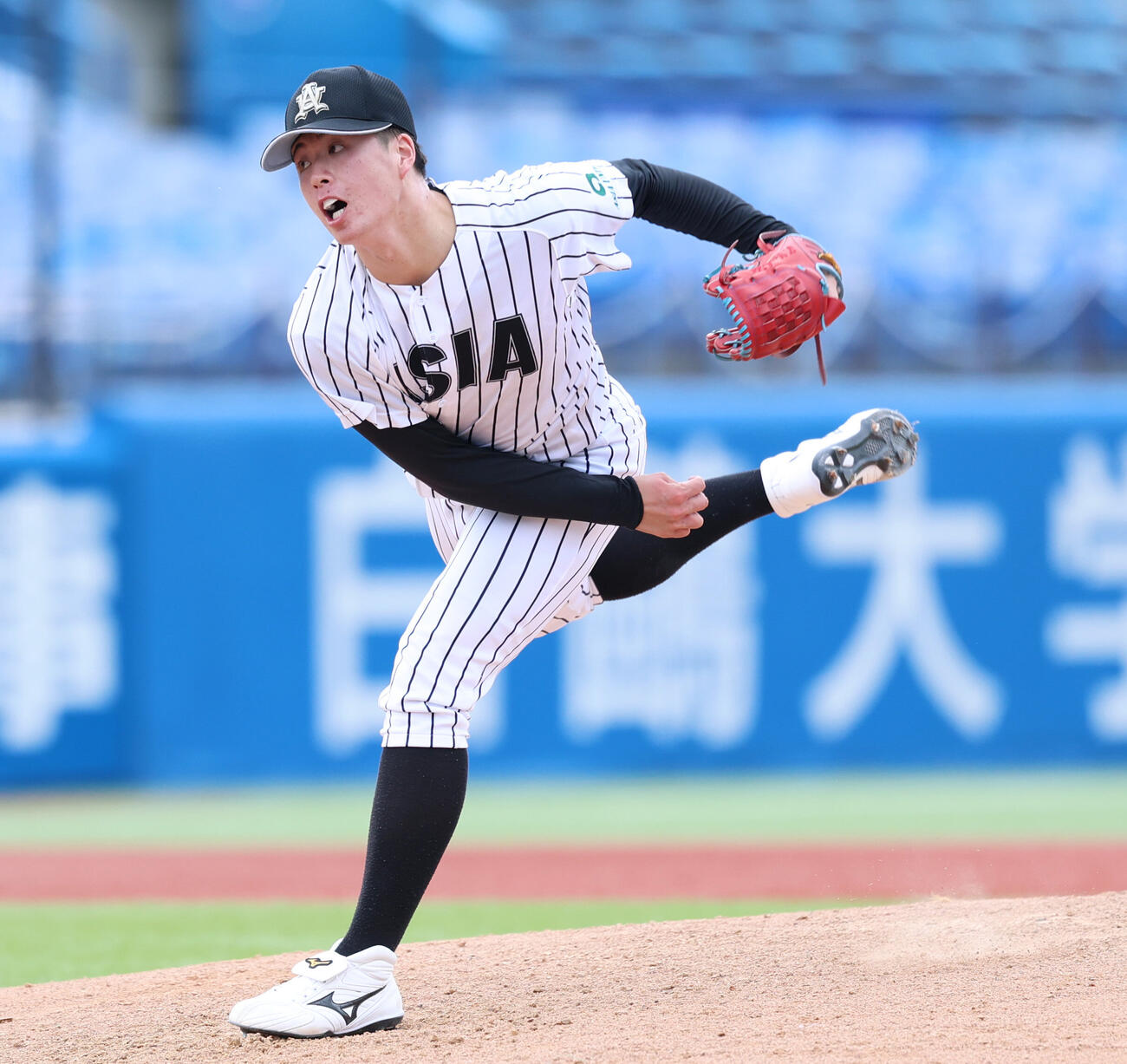 亜大対立正大　亜大3番手で登板し力投する吉田大輝（撮影・増田悦実）