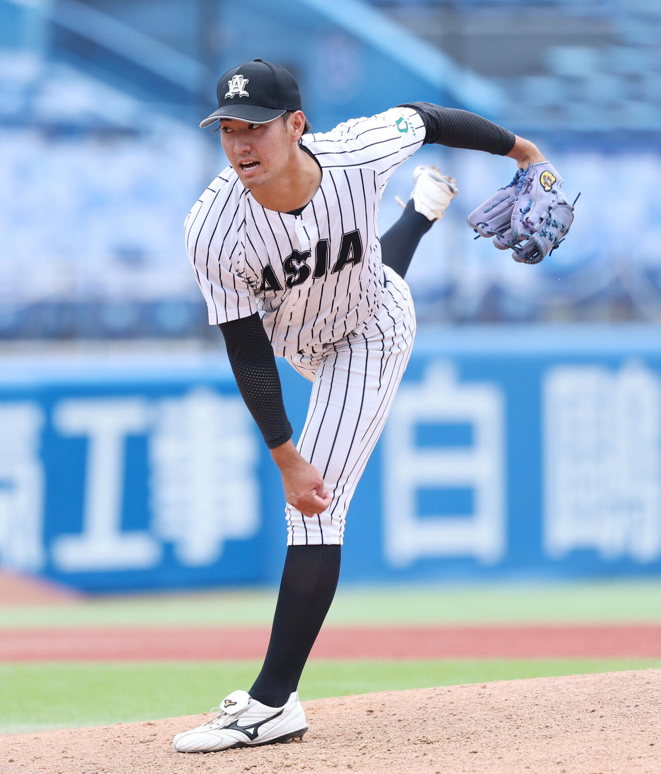 亜大対立正大　亜大4番手で登板し力投する比嘉佑斗（撮影・増田悦実）