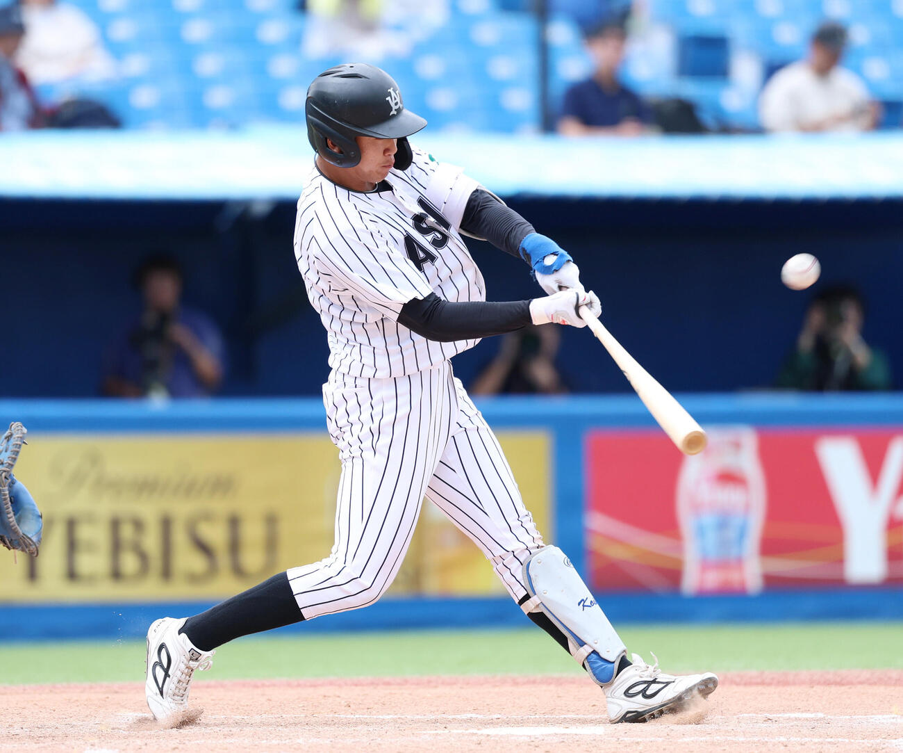 亜大対立正大　8回表亜大1死二、三塁、犠飛を放つ小池祐吏（撮影・増田悦実）