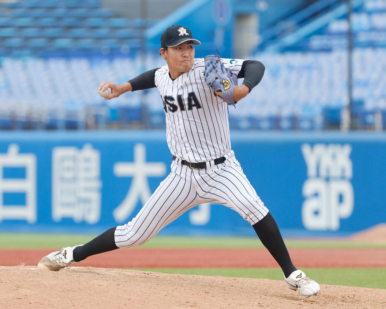 亜大対立正大　4番手で登板した亜大・比嘉佑斗（撮影・山本朝陽）