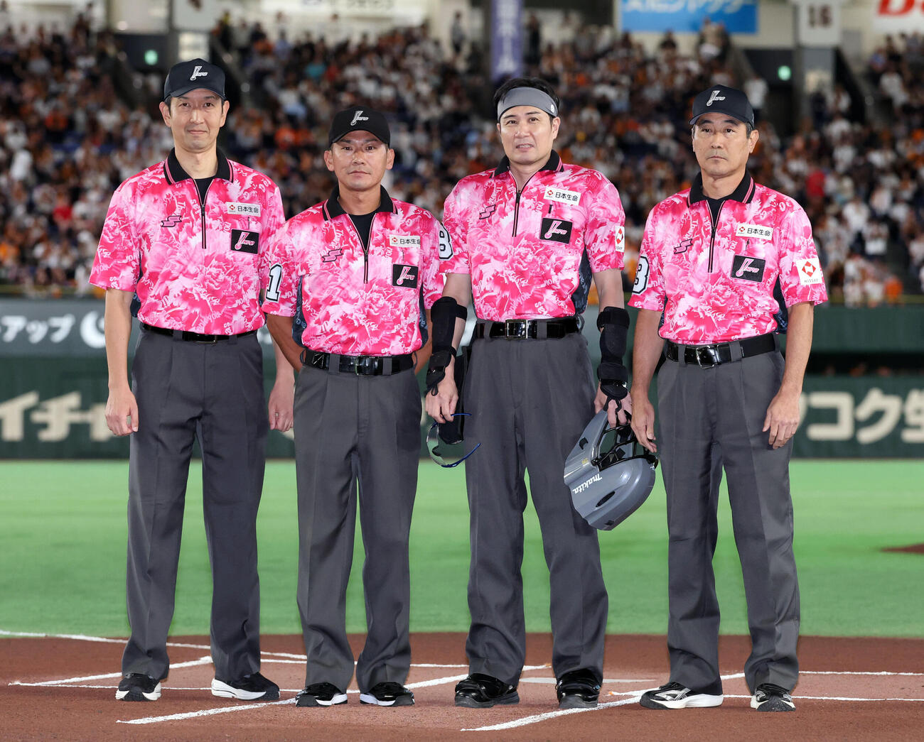 巨人対中日　ピンクユニホームを着た審判団（撮影・浅見桂子）