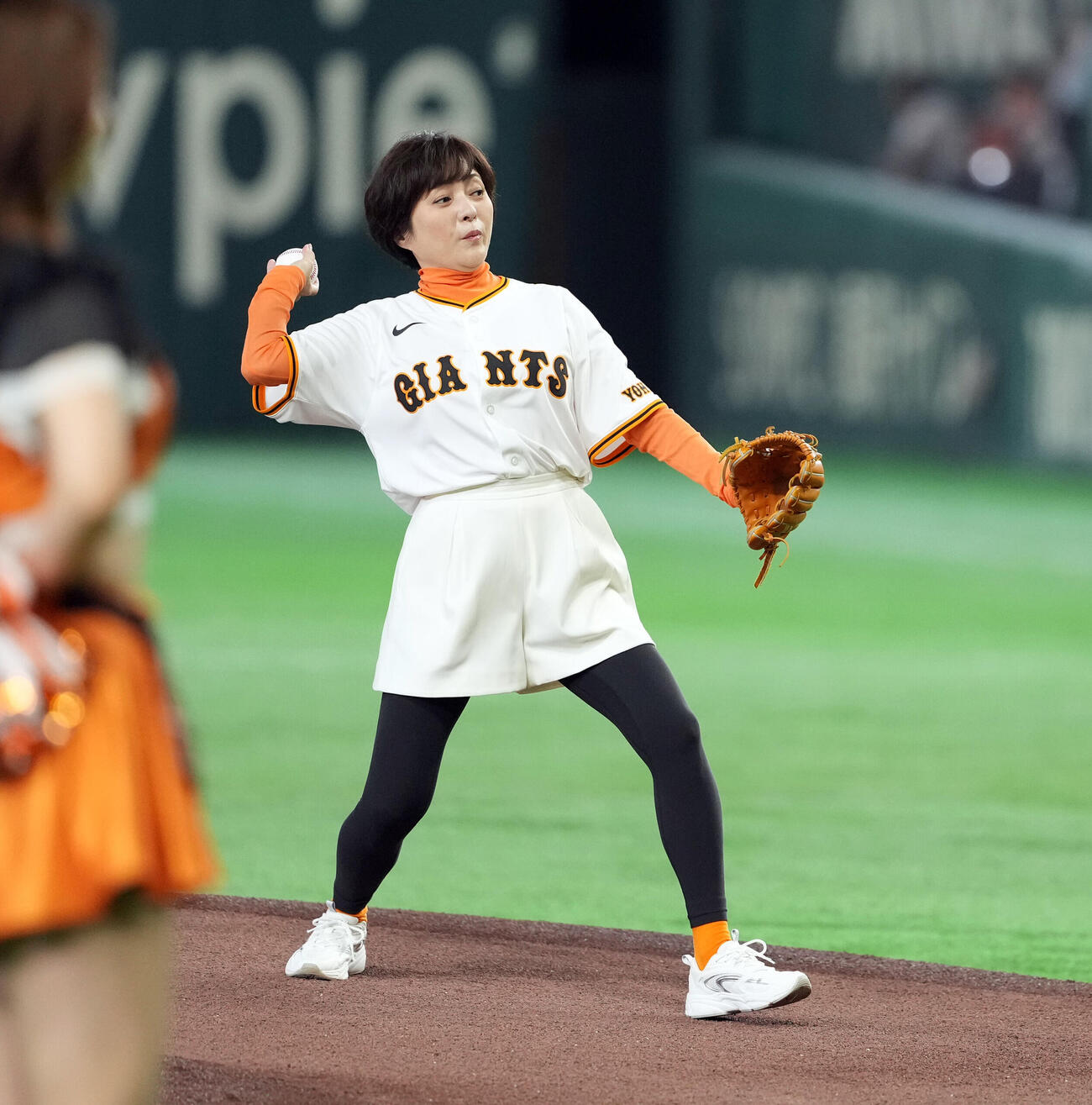 巨人対中日　ファーストピッチを務めた三田寛子（撮影・たえ見朱実）