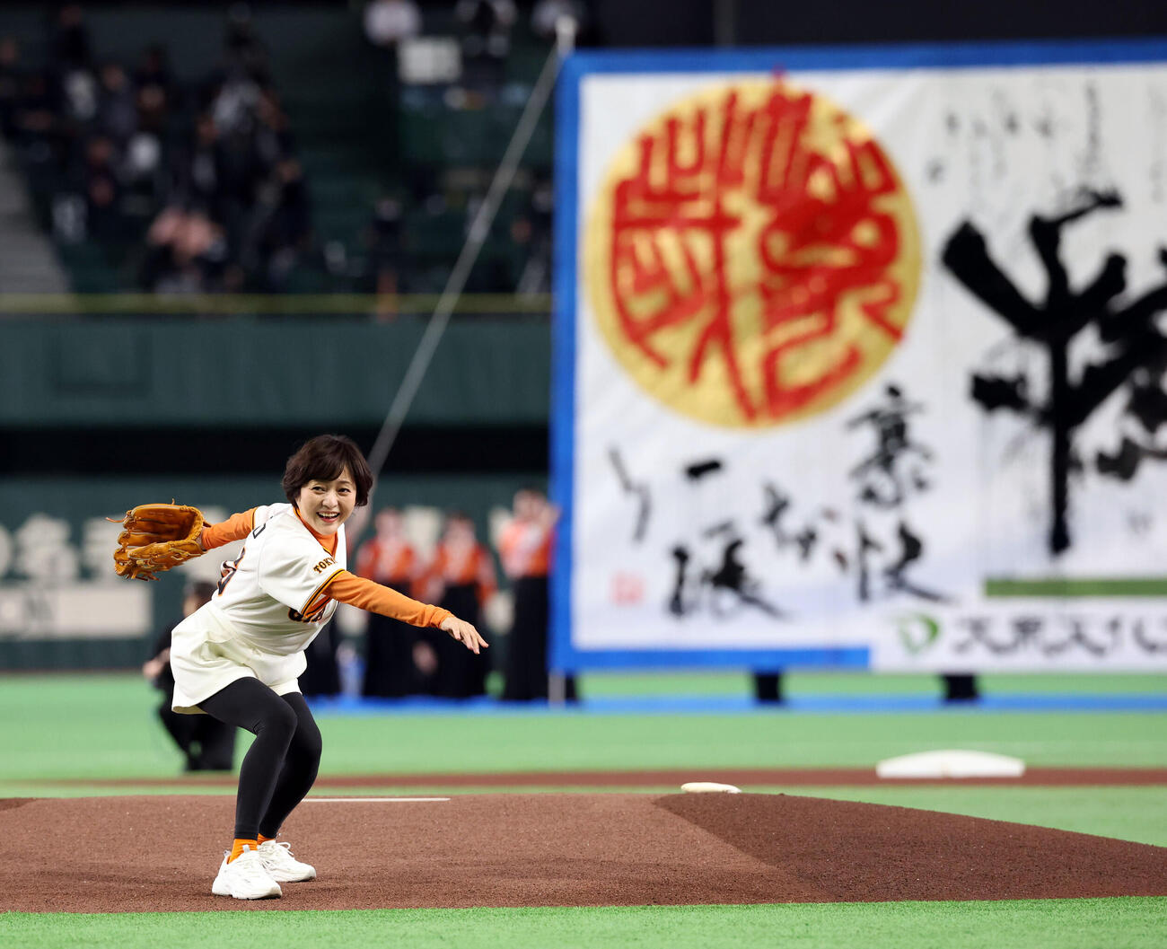 巨人対中日　ファーストピッチを務めた三田寛子（撮影・浅見桂子）