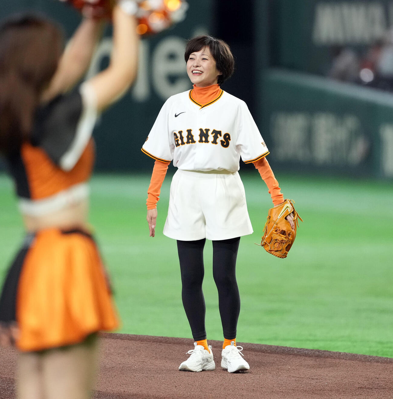 巨人対中日　ファーストピッチを務めた三田寛子（撮影・たえ見朱実）