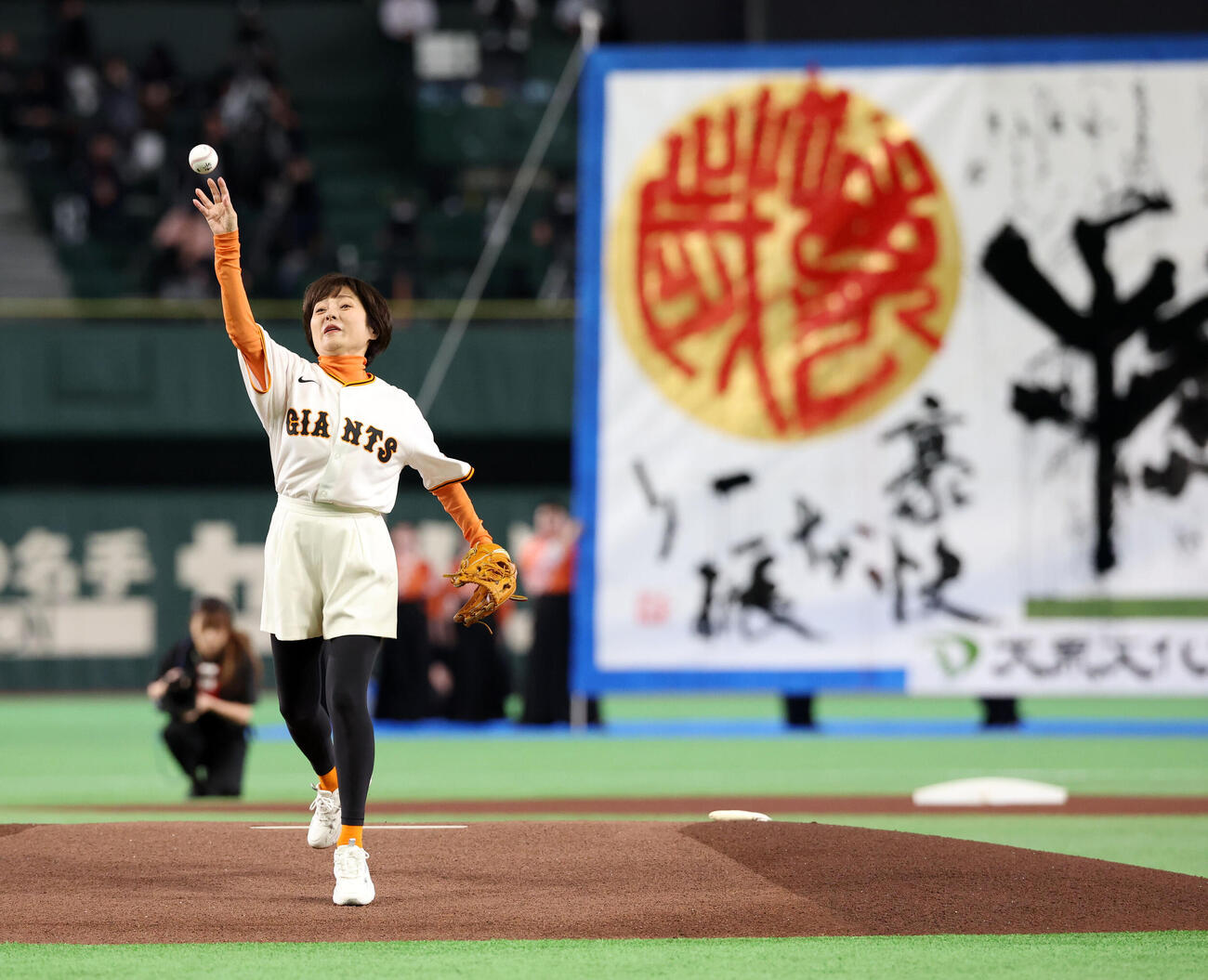 巨人対中日　ファーストピッチを務めた三田寛子（撮影・浅見桂子）