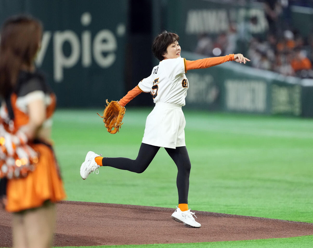 巨人対中日　ファーストピッチを務めた三田寛子（撮影・たえ見朱実）