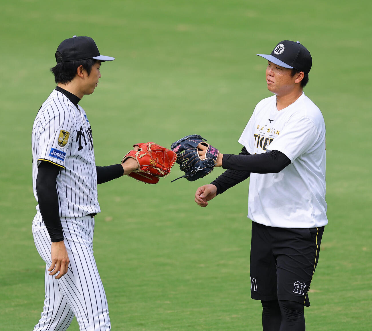 阪神対広島　才木浩人（左）とのキャッチボールを終えグラブタッチをする村上頌樹（撮影・上田博志）