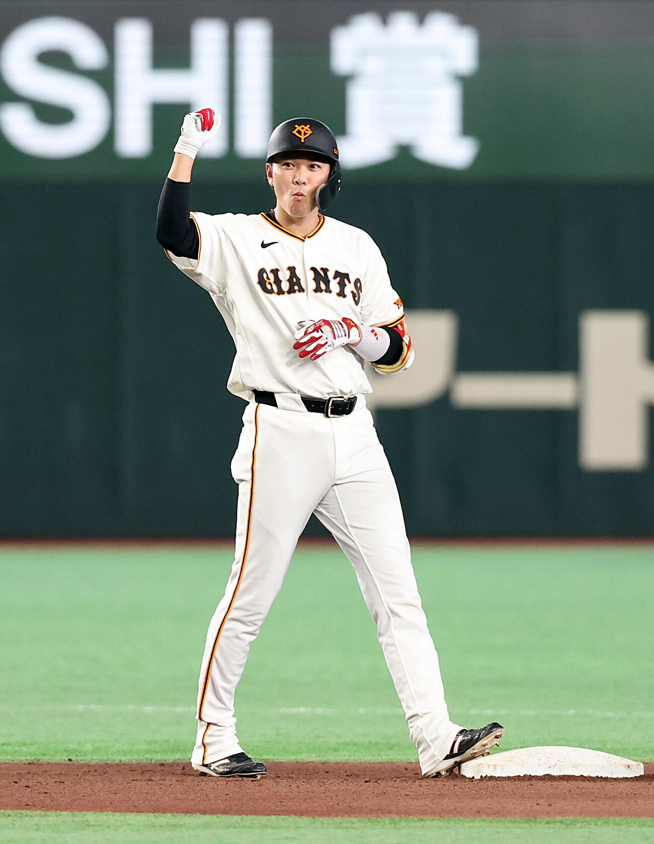 巨人対中日　8回裏巨人無死、坂本勇人は二塁打を放ちガッツポーズ（撮影・浅見桂子）