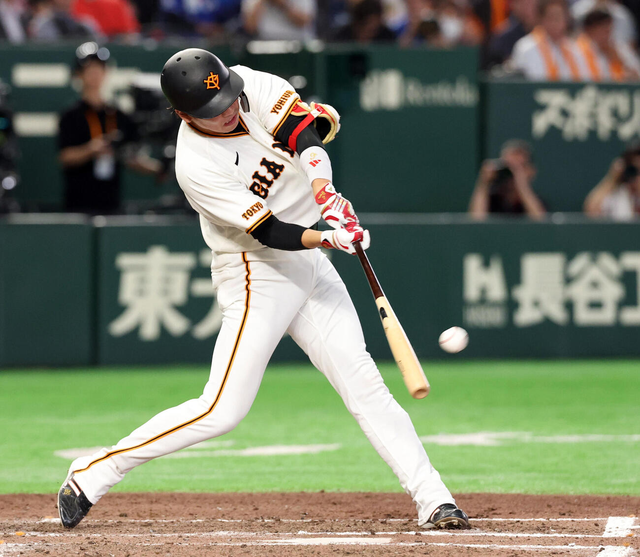 巨人対中日　8回裏巨人無死、坂本勇人は二塁打を放つ（撮影・浅見桂子）