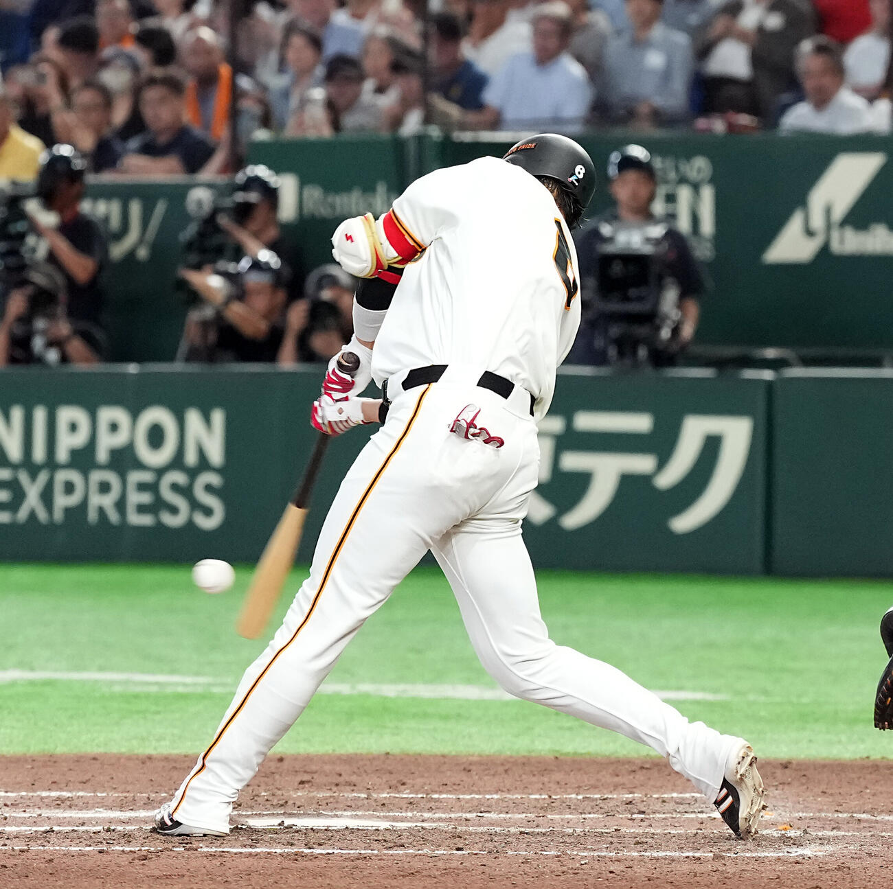 巨人対中日　8回裏巨人無死、二塁打を放つ坂本勇人（撮影・たえ見朱実）