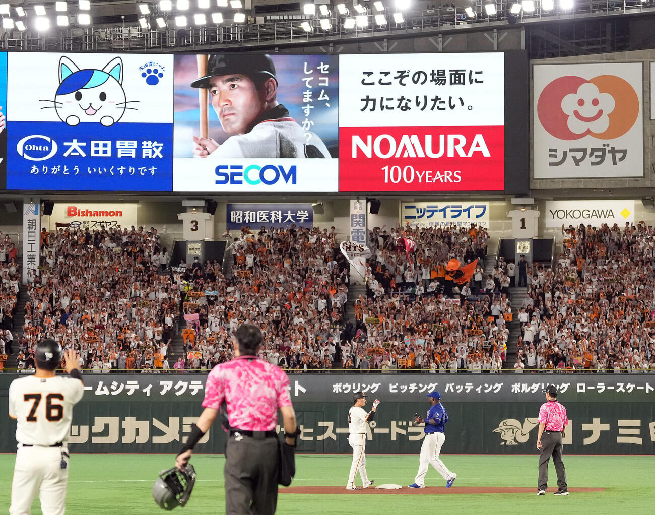 巨人対中日　8回裏巨人無死、二塁打を放った坂本勇人（撮影・たえ見朱実）