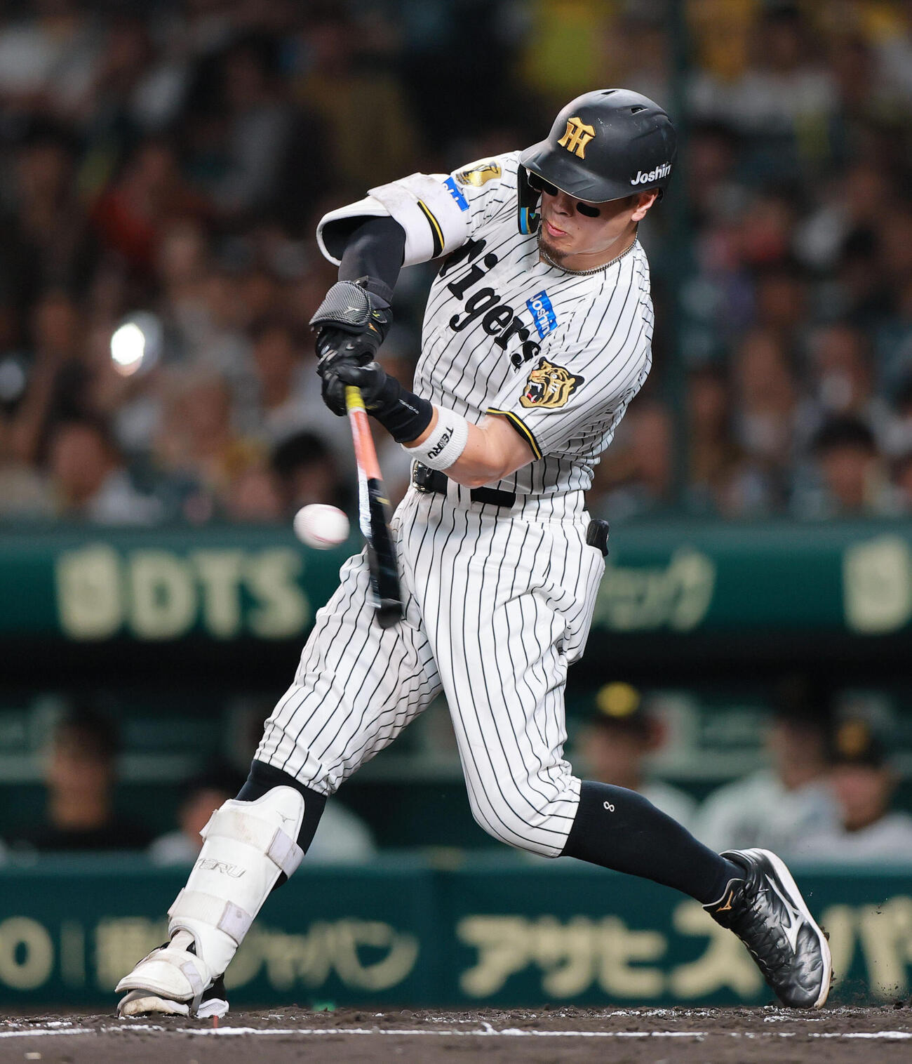 阪神対広島　4回裏阪神無死一、二塁、佐藤輝明は適時打を放つ（撮影・上山淳一）