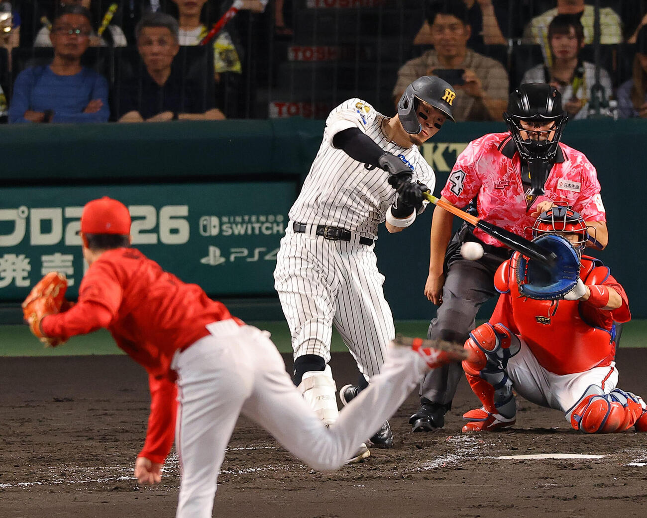 阪神対広島　4回裏阪神無死一、二塁、佐藤輝明は先制適時打を放つ（撮影・上田博志）