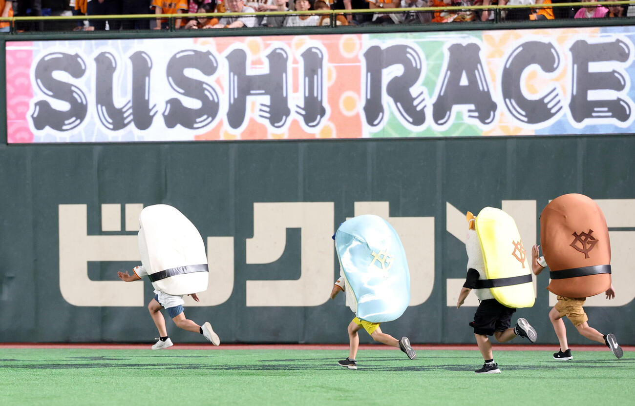 巨人対中日　すしレースはイカの圧勝（撮影・浅見桂子）