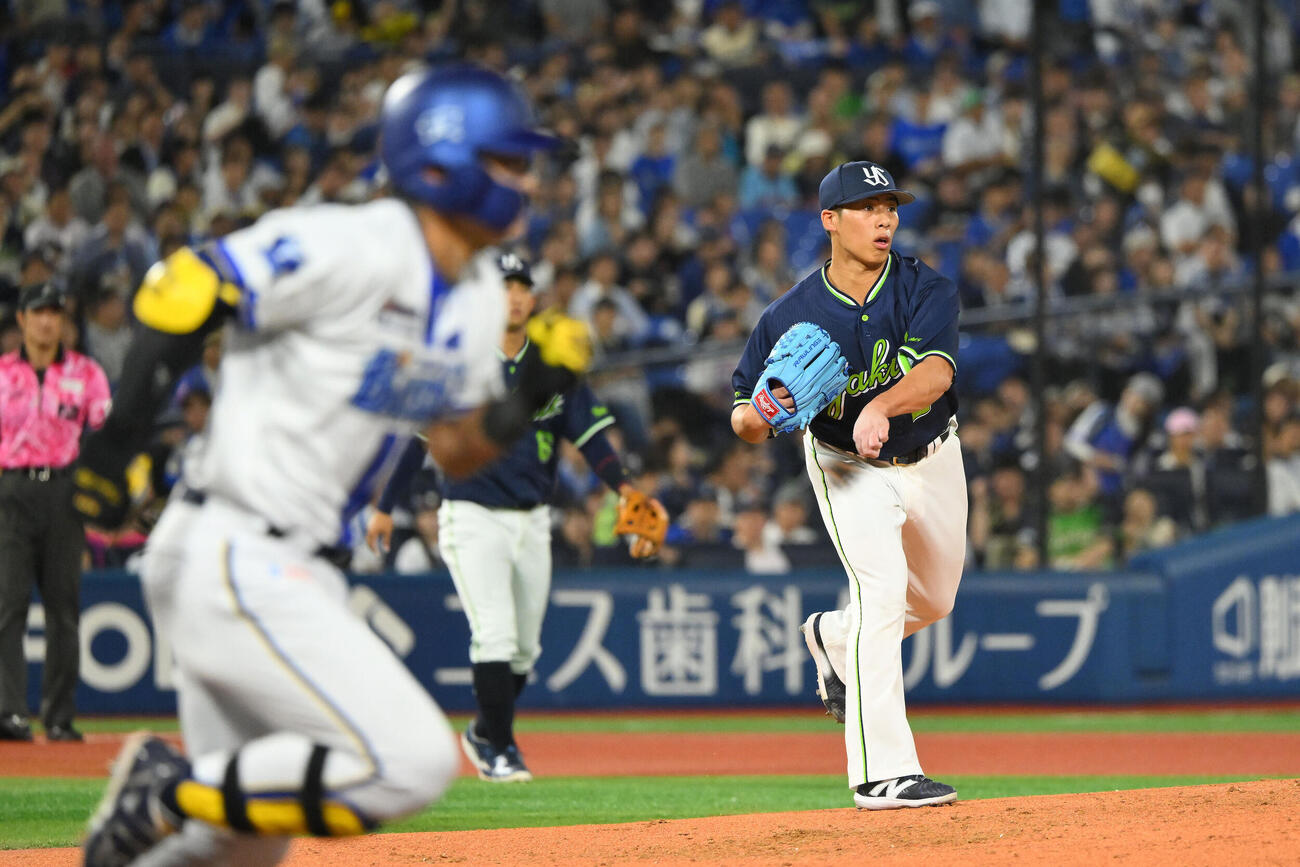 DeNA対ヤクルト　3回表DeNA1死、林琢真（手前）を投ゴロに打ち取る山野太一（撮影・滝沢徹郎）