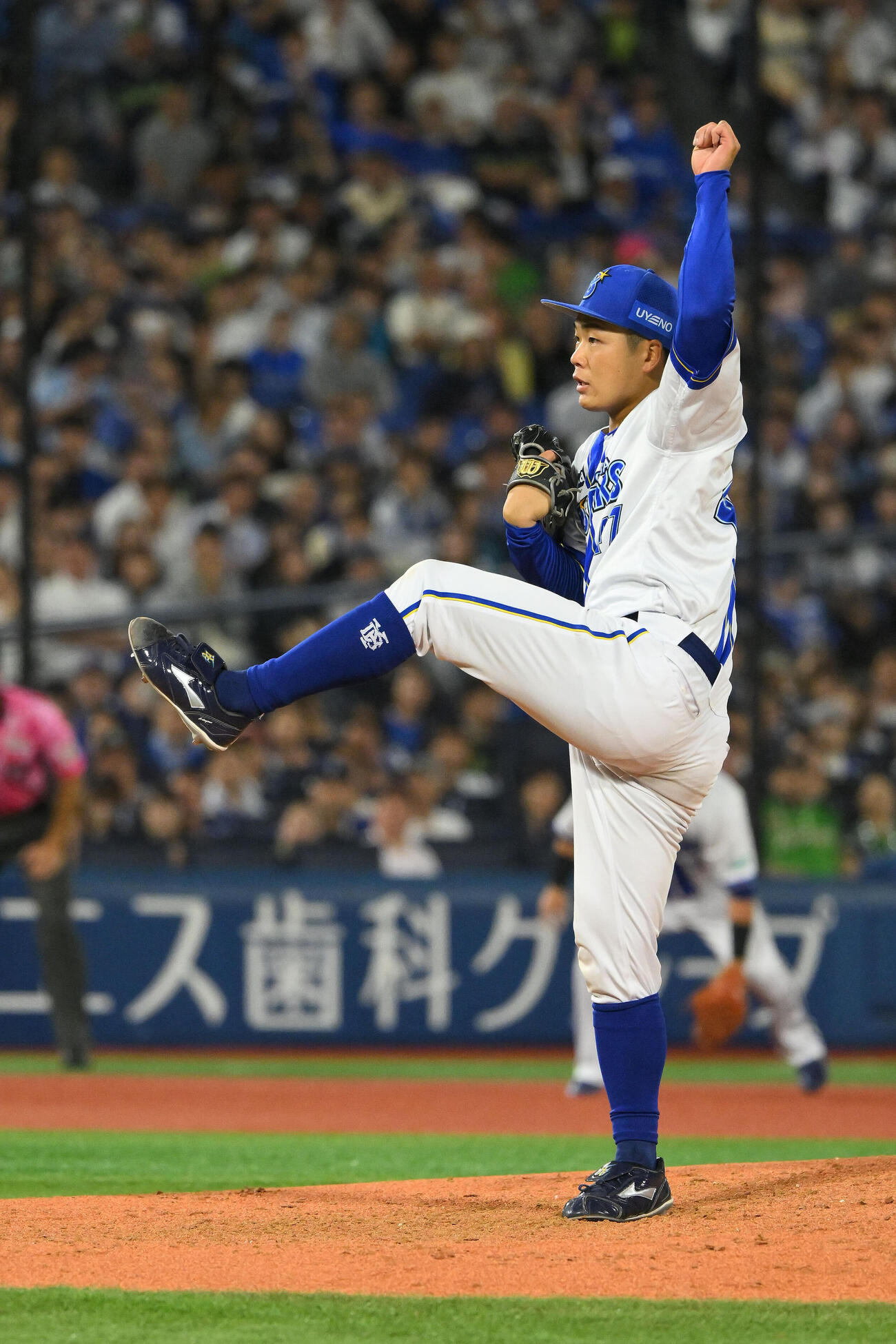 DeNA対ヤクルト　6回表ヤクルト2死一、二塁、ドミンゴ・サンタナを空振り三振に仕留める片山皓心（撮影・滝沢徹郎）