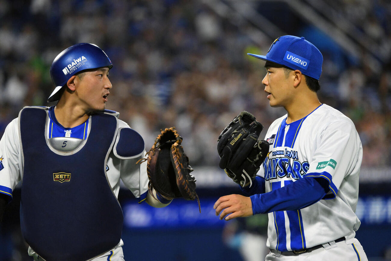 DeNA対ヤクルト　6回表ヤクルト2死一、二塁、ドミンゴ・サンタナを空振り三振に仕留めた片山皓心（右）は松尾汐恩とタッチを交わす（撮影・滝沢徹郎）