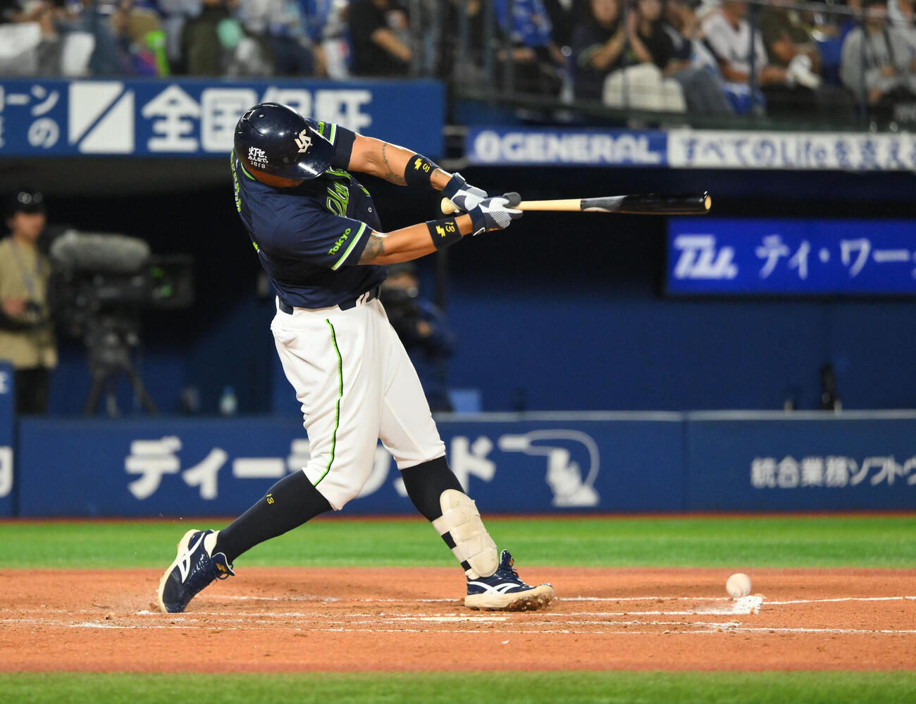 DeNA対ヤクルト　7回表ヤクルト無死、ホセ・オスナは遊撃内野安打を放つ（撮影・滝沢徹郎）