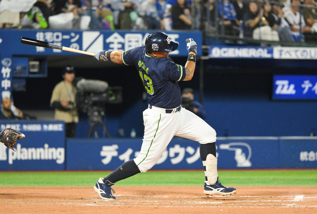DeNA対ヤクルト　7回表ヤクルト無死、ホセ・オスナは遊撃内野安打を放つ（撮影・滝沢徹郎）