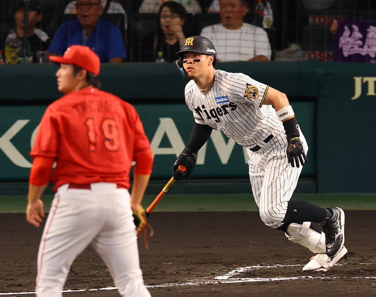 阪神対広島　1回裏阪神1死一、二塁、佐藤輝明は先制適時二塁打を放つ（撮影・上田博志）