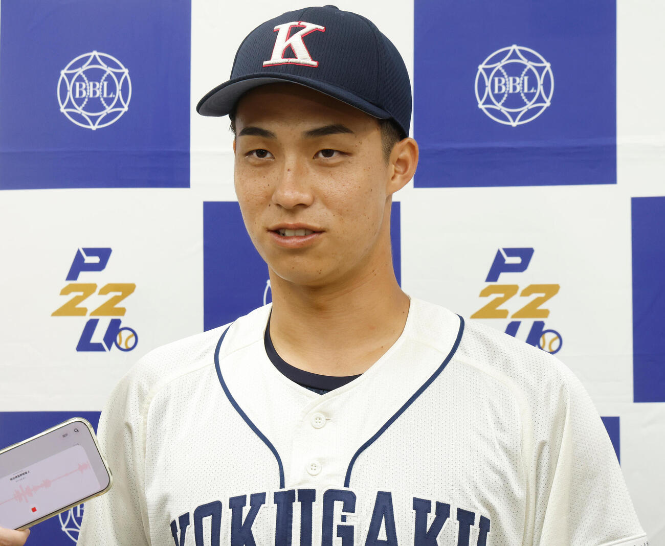 国学院大対中大　囲み取材に応じる国学院大・石野蓮授（撮影・山本朝陽）