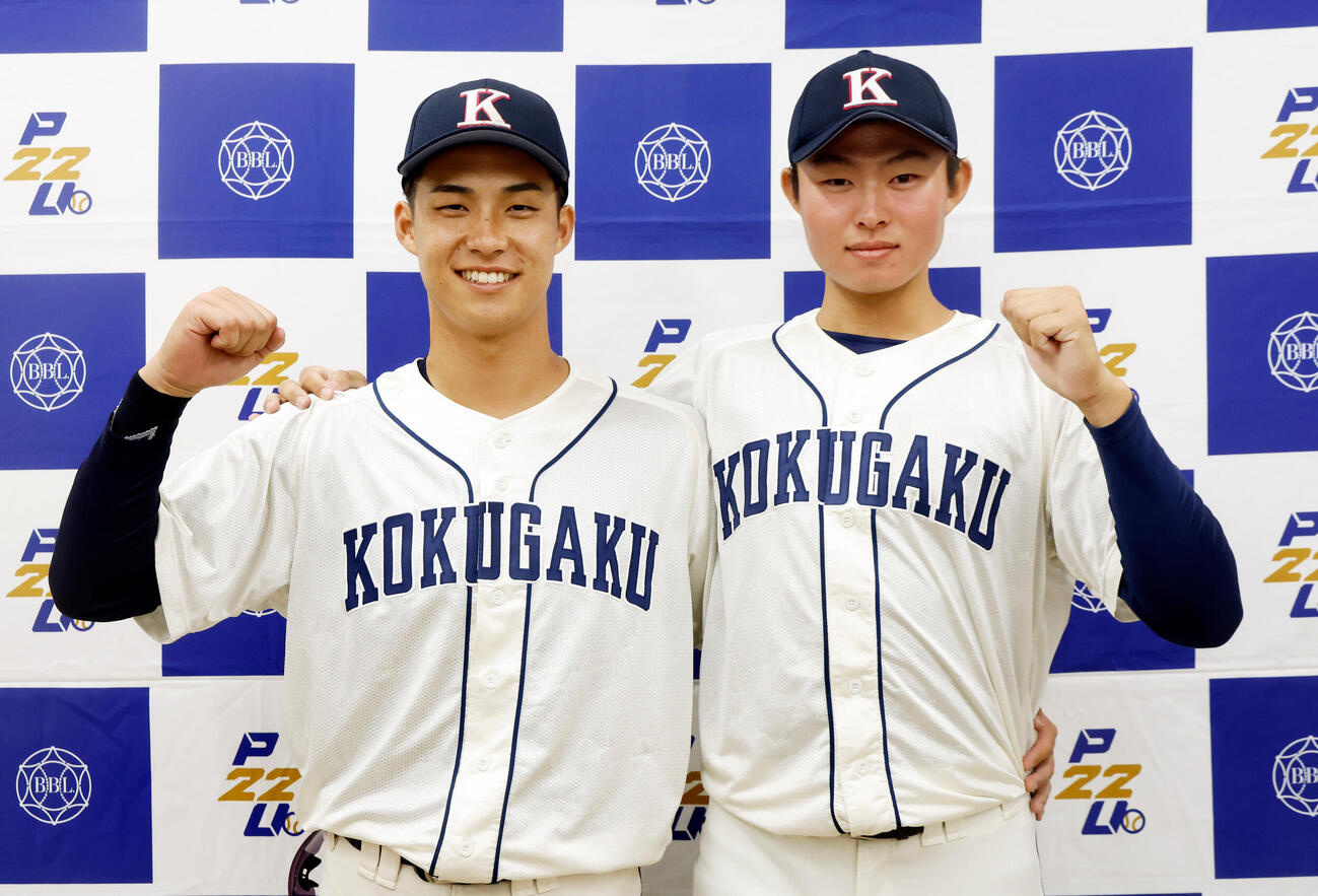 国学院大対中大　記念撮影を行う国学院大・石野蓮授（左）と中井遥次郎（撮影・山本朝陽）