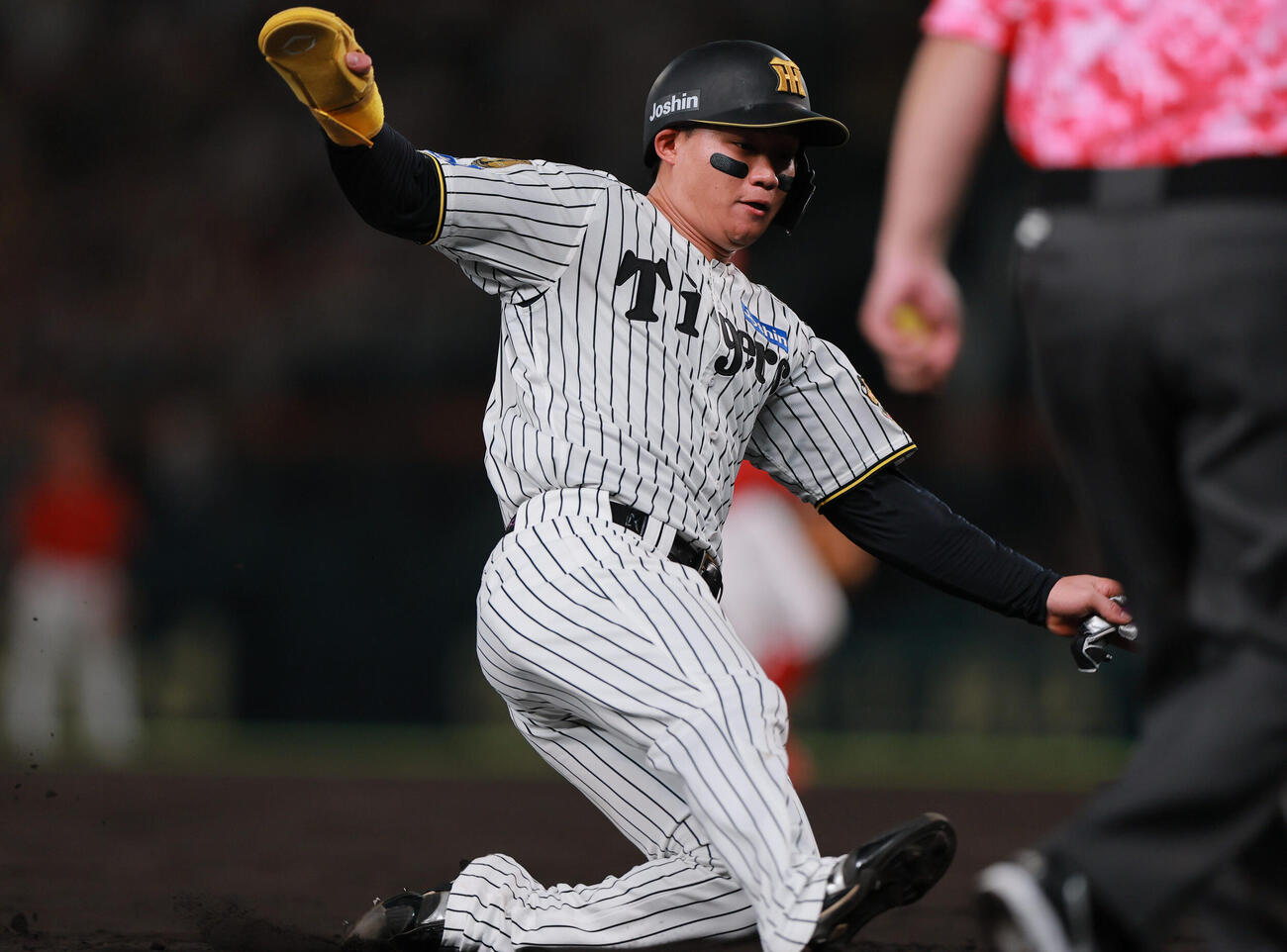 阪神対広島　4回裏阪神無死一、二塁、佐藤輝明の適時打で三塁に向かう一走森下翔太（撮影・上山淳一）