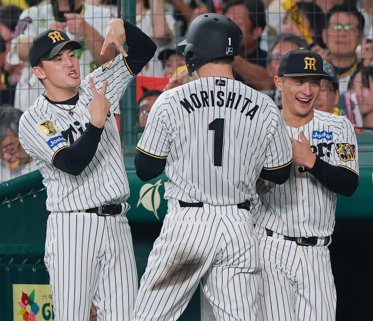 阪神対広島　4回裏阪神無死一、三塁、元山飛優（左）は大山悠輔の適時打で生還した森下翔太（手前）をポーズで出迎える（撮影・上山淳一）