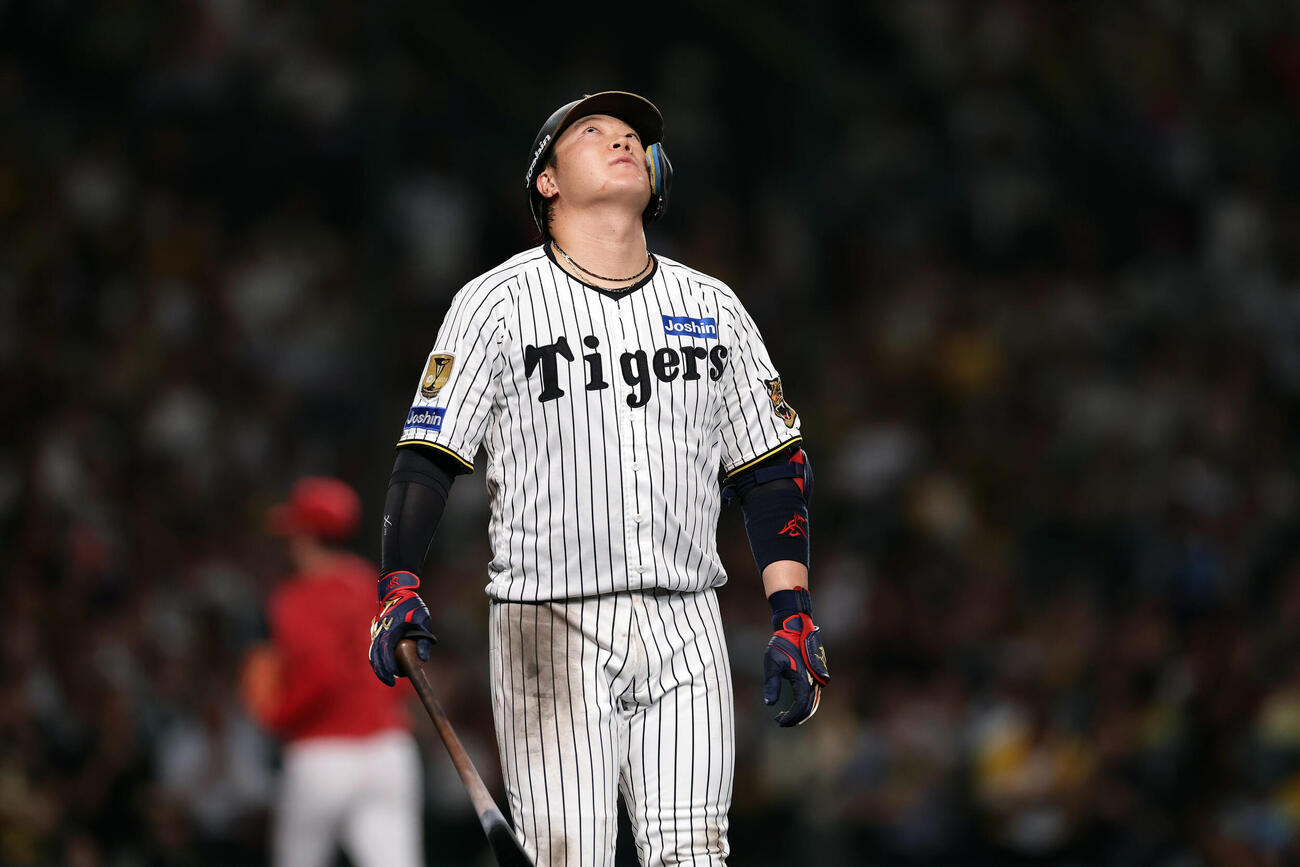 阪神対広島　5回裏阪神2死一、二塁、遊直に倒れ悔しがる大山悠輔（撮影・前田充）