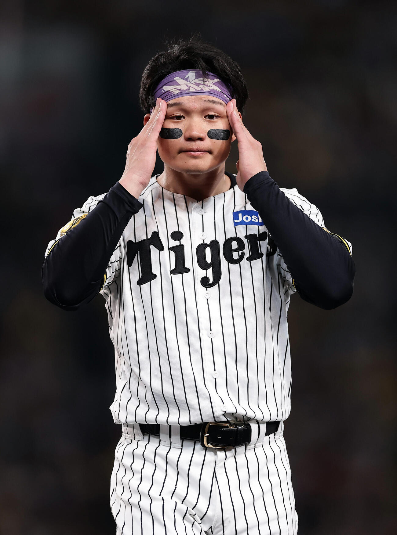 阪神対広島　1回裏の攻撃を終え、汗をぬぐう阪神森下翔太（撮影・前田充）
