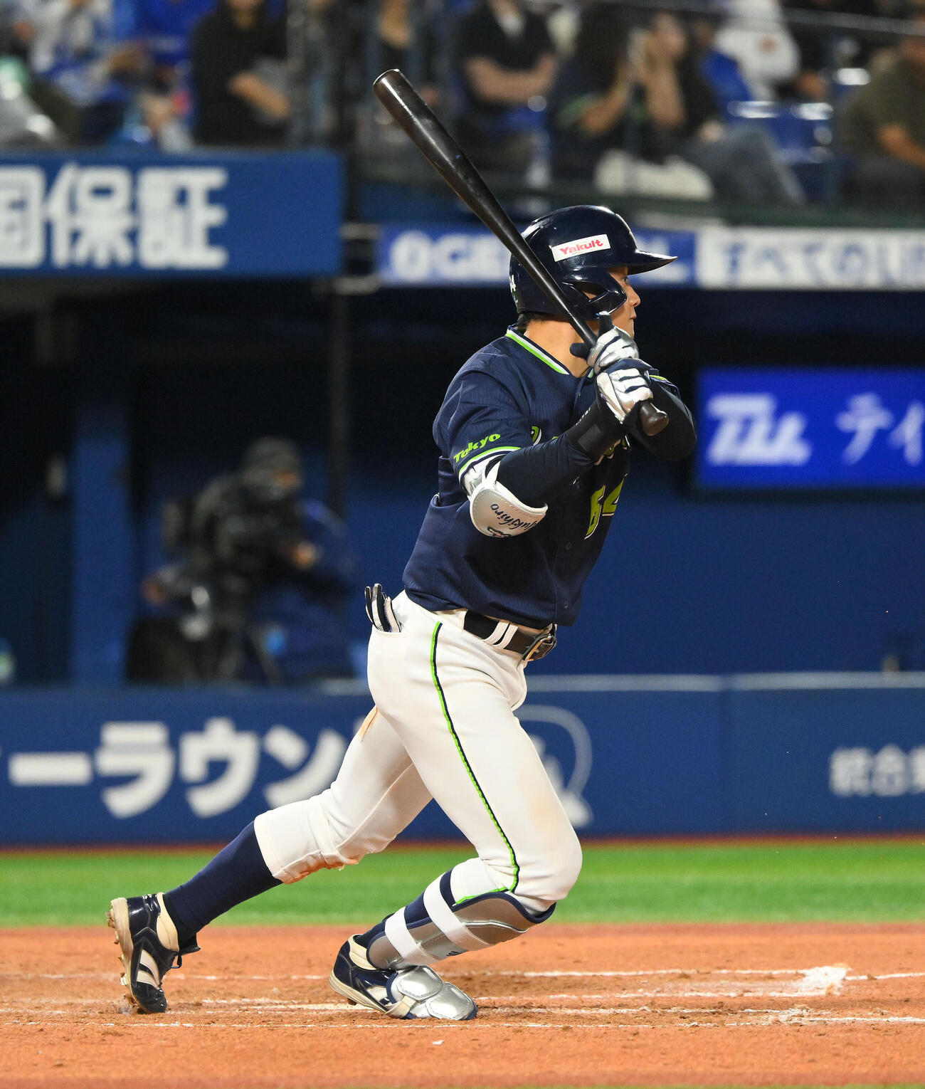 DeNA対ヤクルト　8回表ヤクルト1死、岩田幸宏は二塁内野安打を放つ（撮影・滝沢徹郎）