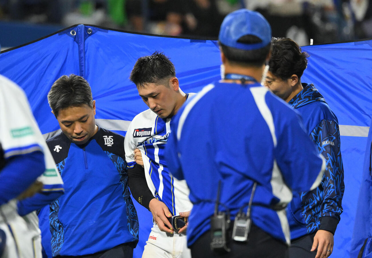 DeNA対ヤクルト　8回表、アクシデントでベンチへ引き揚げるDeNA松尾汐恩（中央）（撮影・滝沢徹郎）