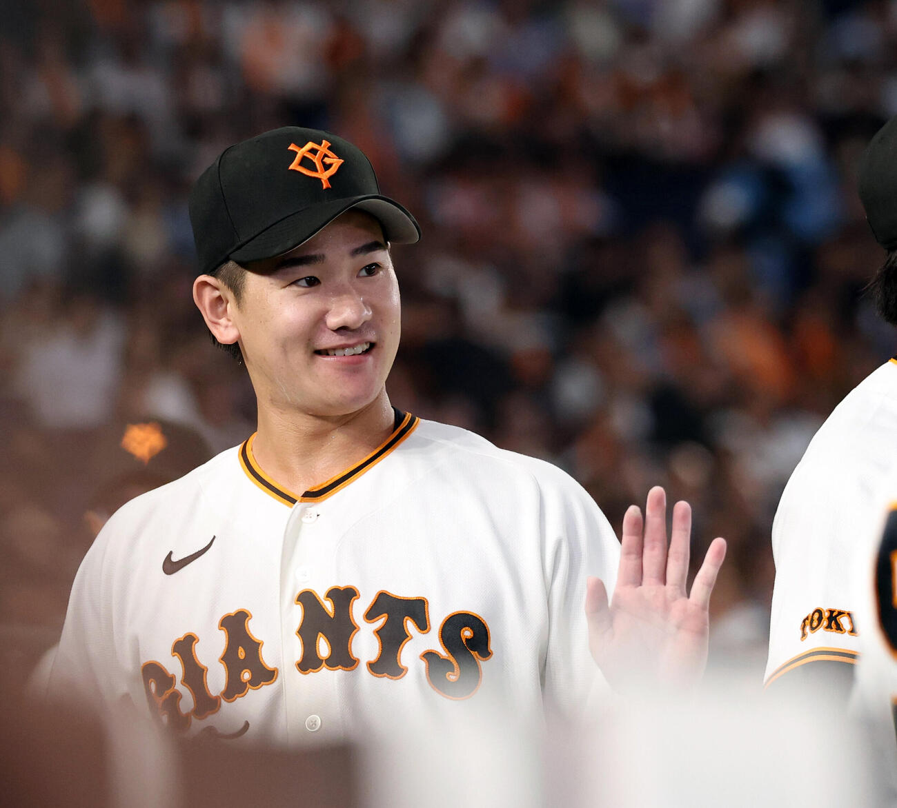 巨人対中日　5回表中日1死一、二塁、福永裕基を併殺に仕留めナインと笑顔でハイタッチする井上温大（撮影・浅見桂子）