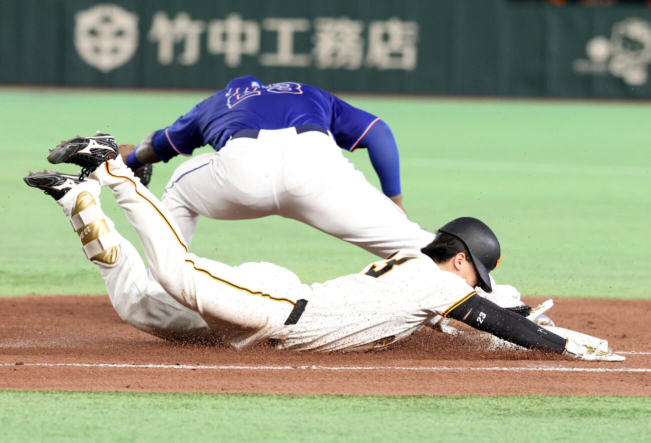 巨人対中日　8回裏巨人2死三塁、石塚裕惺は必死のヘッドスライティングも遊ゴロに倒れる（撮影・浅見桂子）